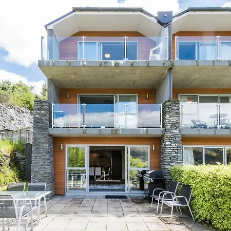 Luxury Lakeside Studio